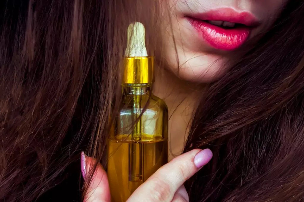 rosemary essential oil beneficial effects on hair and skin